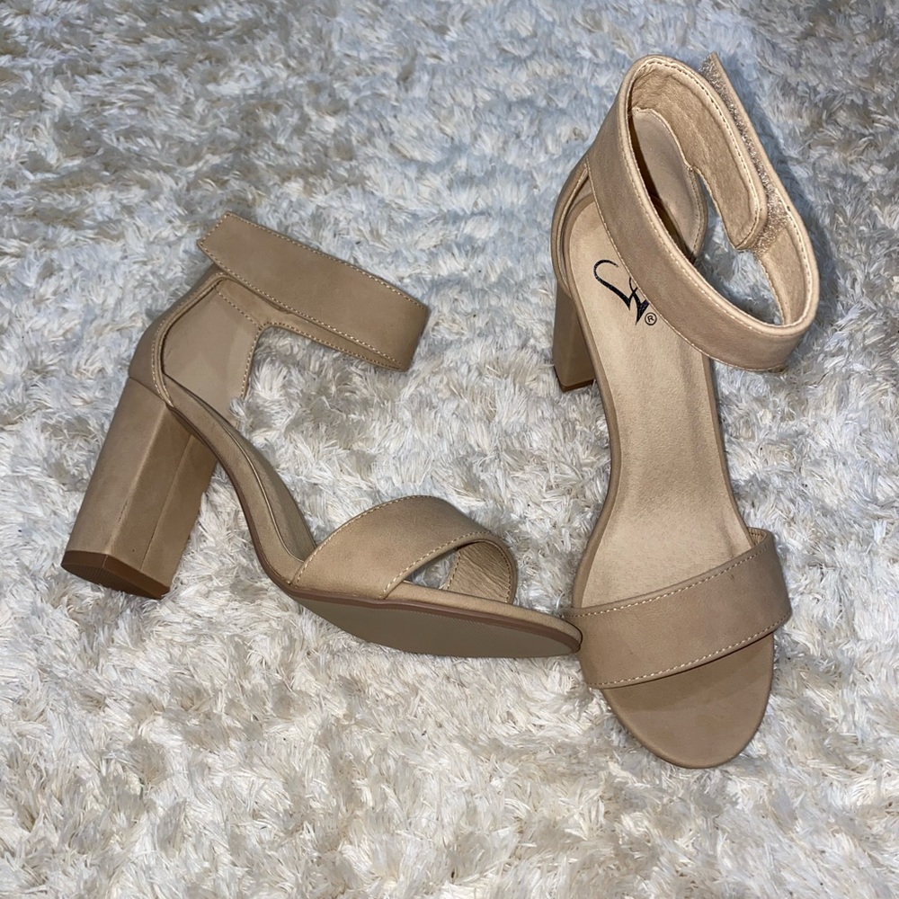 Windsor nude pumps!